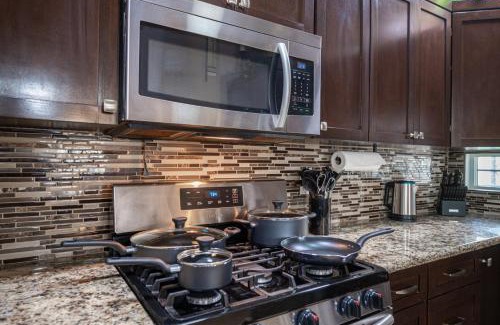 Sunrise Manor Haus | Tuscan Oasis: Elegance with Comfort. King Bed.