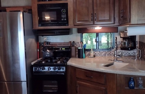 Honor Haus | Twin Birch Resort - The Loon on the Lake - Lakefront with Dock, Kayak, and Rowboat!