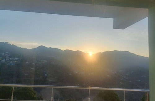 Kumarhatti Wohnung | Twin Oaks Kasauli chowk The valley view Sun rise on your bed.