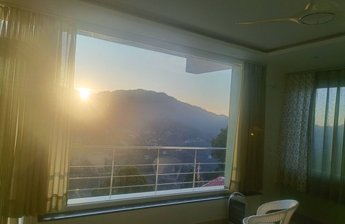 Kumarhatti Wohnung | Twin Oaks Kasauli chowk The valley view Sun rise on your bed.