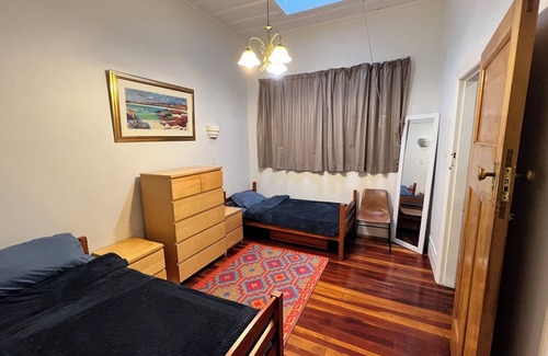 Epsom Bed & Breakfast | TWIN SINGLE ROOM ONLY Shared Bathroom @ LA CASA BONITA AUCKLAND 8 Bedroom Villa.