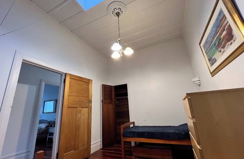 Epsom Bed & Breakfast | TWIN SINGLE ROOM ONLY Shared Bathroom @ LA CASA BONITA AUCKLAND 8 Bedroom Villa.