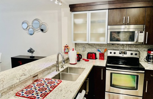 Hollywood South Central Beach Eigentumswohnung | Two 1-bedroom Oceanfront Apartments with free beach service and free parking