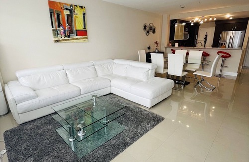 Hollywood South Central Beach Eigentumswohnung | Two 1-bedroom Oceanfront Apartments with free beach service and free parking