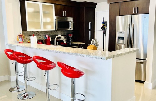 Hollywood South Central Beach Eigentumswohnung | Two 1-bedroom Oceanfront Apartments with free beach service and free parking