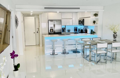 Hollywood South Central Beach Eigentumswohnung | Two 1-bedroom Oceanfront Apartments with free beach service and free parking