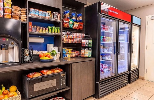 Gahanna Hotel | Two 1BR Suites w/ Pets Allowed, Breakfast Buffet Right Next to CMH Airport!