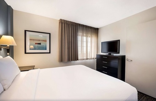 Gahanna Hotel | Two 1BR Suites w/ Pets Allowed, Breakfast Buffet Right Next to CMH Airport!