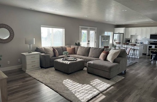 Saratoga Springs Wohnung | Two bed basement apartment. AC, pool, spa and fitness access, theater room, WiFi