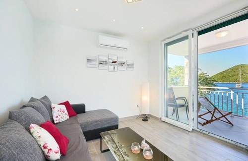 Prozurska Luka Wohnung | Two bedroom apartment with terrace and sea view Prožurska Luka, Mljet (A-22333-b)