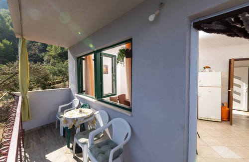 Gdinj Wohnung | 2-Zimmer-Ferienwohnung mit Balkon und Meerblick Bucht Pobij, Hvar (A-7506-b)
