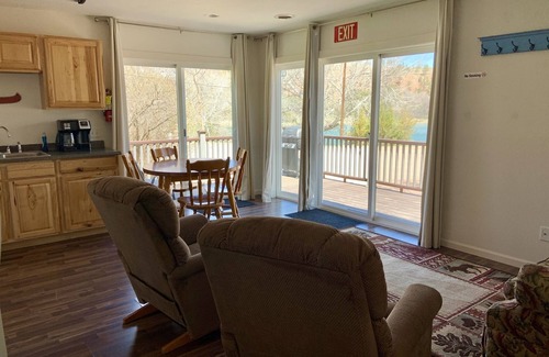 Hot Springs Kabine | Two bedroom cabin, private lake, pet friendly