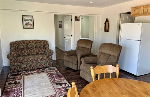 Hot Springs Kabine | Two bedroom cabin, private lake, pet friendly