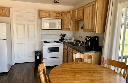 Hot Springs Kabine | Two bedroom cabin, private lake, pet friendly