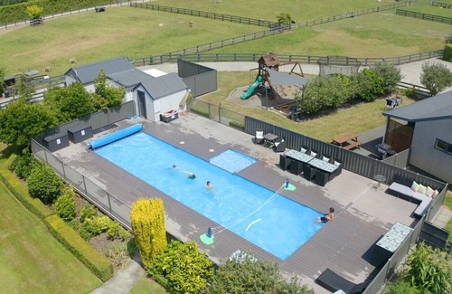 Havelock North Hütte | Cottage 2: cabaña familiar de dos dormitorios ubicada en 5 acres junto al parque infantil y la piscina