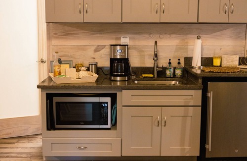 Dadeville Kabine | Two Bedroom Luxury Glamp, huge deck, private Hot Tub at The Destination Resort