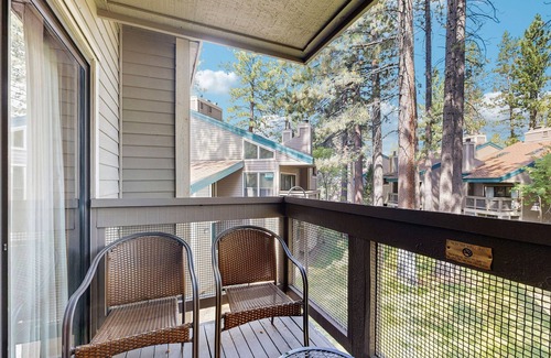 South Lake Tahoe Eigentumswohnung | Two bedroom Townhome w/ loft, private beach, pools, hot tub, sauna, resort fun!
