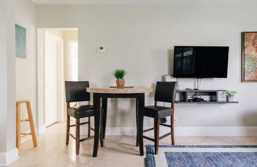 Pompano Beach Wohnung | Two blocks from Beach - Walk to the water!