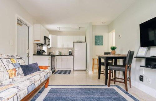 Pompano Beach Wohnung | Two blocks from Beach - Walk to the water!