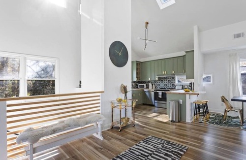 Inman Park Wohnung | Two distinct and spacious units providing a total of 6 bedrooms and 5 baths!