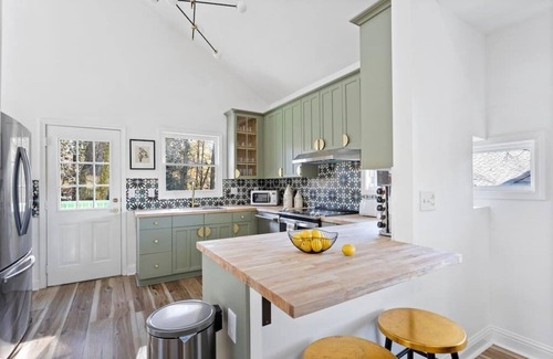 Inman Park Wohnung | Two distinct and spacious units providing a total of 6 bedrooms and 5 baths!