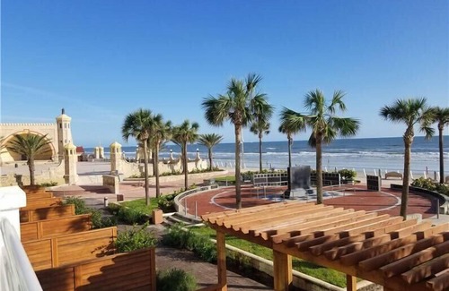 Brush - Stewarts Wohnung | Two Family-friendly Units, Outdoor Pool, Steps Away from Daytona Beach