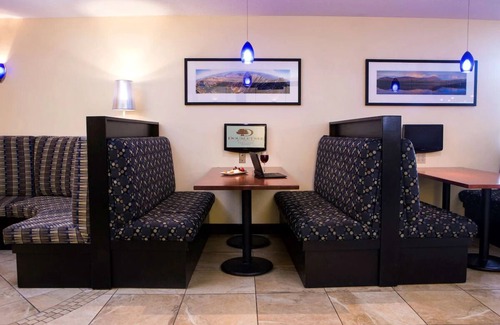 South Portland Hotel | Two Family Ready Room | Free Breakfast and Parking | Free Airport Shuttle