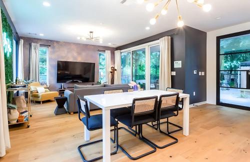 Govalle Haus | Two-House Private 10BR Compound - DT 6 Min Drive