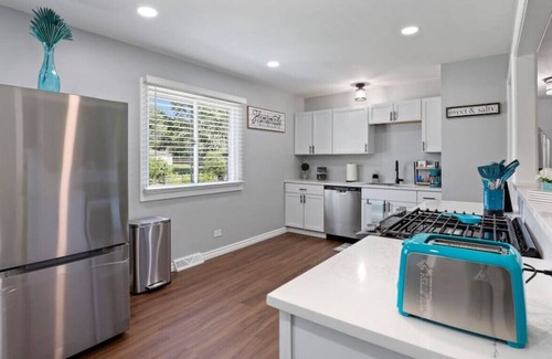 Glendale Heights Haus | Two Level Charmer, Entire Home, Newly Renovated