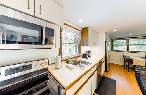 Seal Harbor Hütte | NEUE AUFLISTUNG! Zwei-stöckige Wohnung mit Terrasse, Gasgrill, Feuerstelle und hundefreundlich!