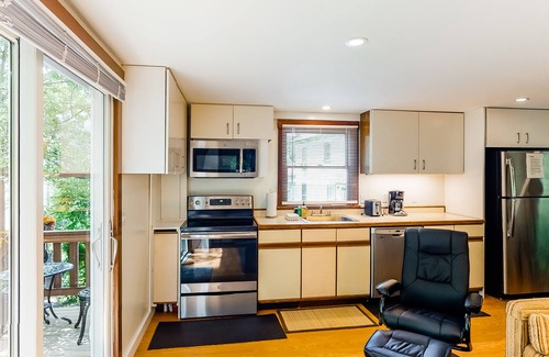 Seal Harbor Hütte | NEUE AUFLISTUNG! Zwei-stöckige Wohnung mit Terrasse, Gasgrill, Feuerstelle und hundefreundlich!