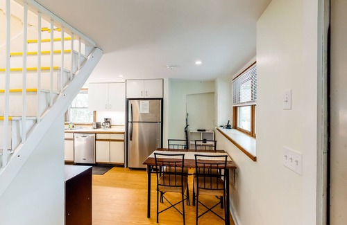 Seal Harbor Hütte | NEUE AUFLISTUNG! Zwei-stöckige Wohnung mit Terrasse, Gasgrill, Feuerstelle und hundefreundlich!