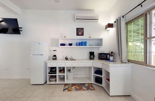 Caye Caulker Haus | Zwei offene, tropische Studios mit großartiger Lage, nur wenige Schritte vom Strand und den Restaurants entfernt!