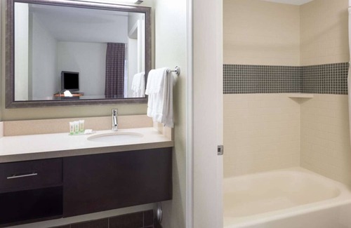 Dunwoody Hotel | Two Spacious 2BR Suites with Full Kitchens, Free Breakfast! Pool, Pets Allowed!