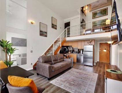 Downtown Vancouver Wohnung | Two-Story Loft with a High-rises view and Rooftop Deck