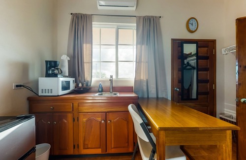 Hopkins Wohnung | Two studios w/ ocean views, deck, partial AC & free WiFi - close to the beach