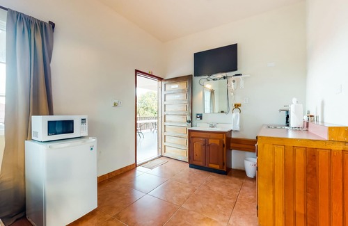 Hopkins Wohnung | Two studios w/ ocean views, deck, partial AC & free WiFi - close to the beach