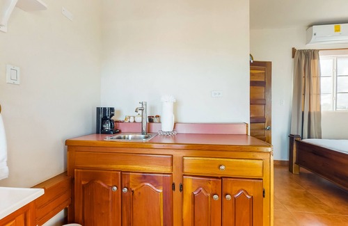 Hopkins Wohnung | Two studios w/ ocean views, deck, partial AC & free WiFi - close to the beach