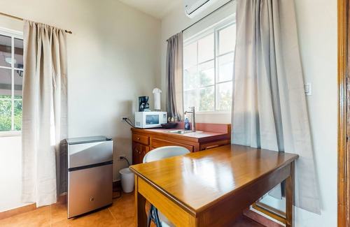 Hopkins Wohnung | Two studios w/ ocean views, deck, partial AC & free WiFi - close to the beach