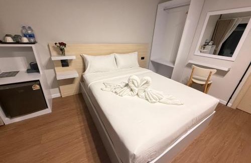 Takua Thung Hotel | Two Tree Cafe At Suanmuangthong