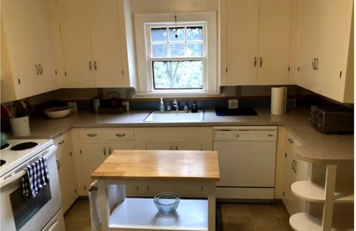 Amazon Haus | U of O Cottage- 3 blocks to Hayward Field!