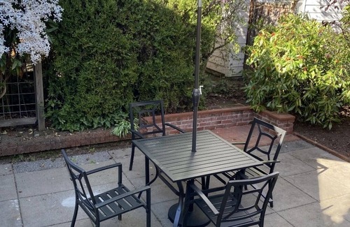 Amazon Haus | U of O Cottage- 3 blocks to Hayward Field!