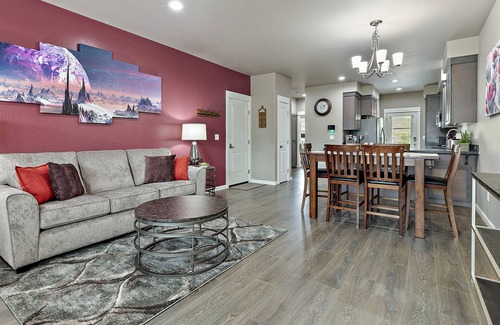 Medford Haus | U3 - Stunning Themed Home! - Peloton Bike - 3 King Beds - 1G WiFi - 2 Work Desks