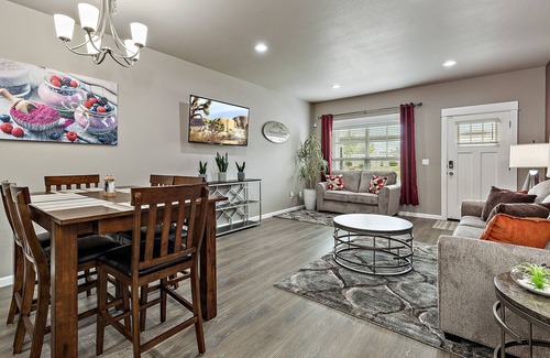 Medford Haus | U3 - Stunning Themed Home! - Peloton Bike - 3 King Beds - 1G WiFi - 2 Work Desks