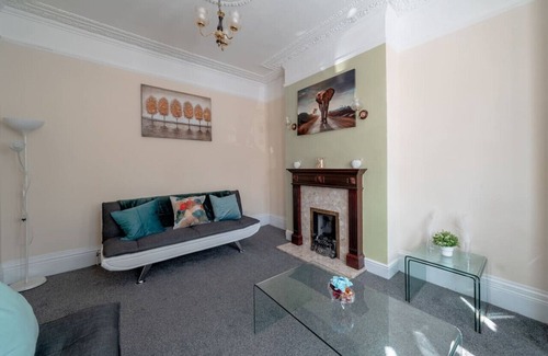 Seven Kings Haus | Uksas 4 bed house Free parking