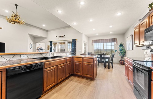 Branson West Haus | ULTIMATE Family Reunion! 5min to SDC ▪ Game Room ▪ Golf ▪ 3 Pools ▪ Pool Table
