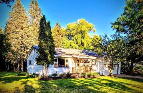 Boyne City Haus | Ultra Comfy, Spotless & Spacious, Private Home in Boyne, Dogs Ok, Walk to Town