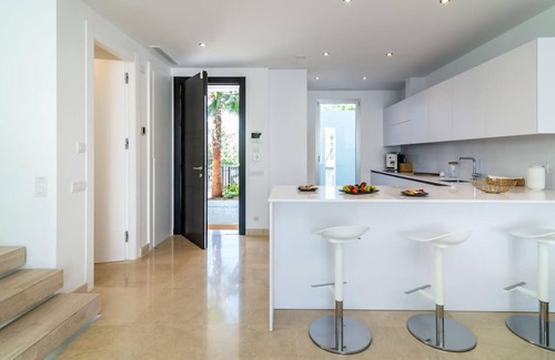 Marbella Hütte | Ultra-Modern 4-BDRM Townhouse La Finca (est. 2020)