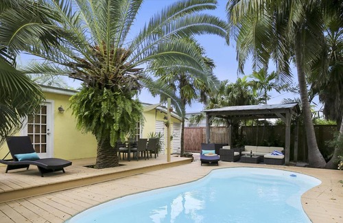 Midtown Haus | Under The Palms by AvantStay | Private Pool | Outdoor Dining | Close to Beach | Month Long Stays