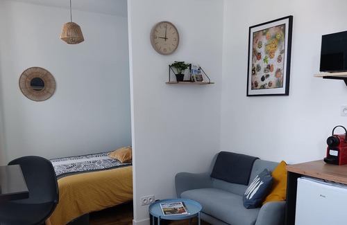 Le Hommet-d'Arthenay Wohnung | Une Ancienne École Rénovée, Amoureux de Nature et de Vielles Pierres